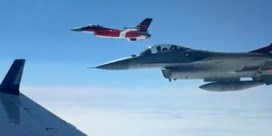 Deense gevechtsvliegtuigen escorteren Tourwinnaar Jonas Vingegaard naar huis
