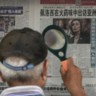 In Peking leest een man een krantenbericht over de rondreis van Nancy Pelosi door Azië. Voor China is een bezoek van Pelosi­, de partijgenoot van Biden en na Kamala Harris de derde in rang, een impliciete erkenning van Taiwan als aparte natie. 