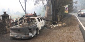 Hulpdiensten vinden twee slachtoffers van bosbrand in uitgebrande wagen
