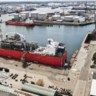De 120 meter lange Eemshaven LNG Antwerpen  lijkt helemaal niet op een schip, maar eerder op een petrochemische fabriek te water. 