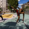 Een meisje volgt capoeira-les op het voetbalplein van de Jacques Francksquare. In 2019 werd het plein voor zo’n 3 miljoen euro heringericht.
