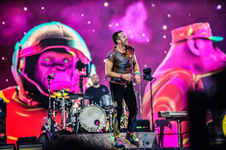 Coldplay bouwt een flitsend feest maar is op z’n best wanneer de lichtjes doven