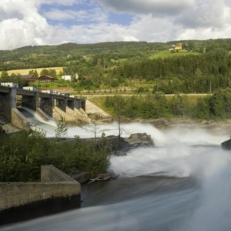 De hydro-elektrische centrale van het Noorse Hunderfossen, in de buurt van Lillehammer. 