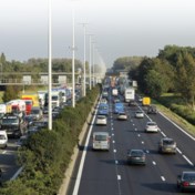 E313 naar Antwerpen volledig versperd in Ranst na een ongeval met vrachtwagens