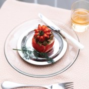 Gevulde tomaten met dille, pijnboompitten en rozijnen