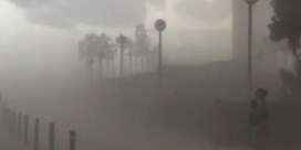 Zandstorm jaagt badgasten in Barcelona weg