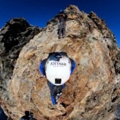 Basejumper springt in wingsuit van Matterhorn