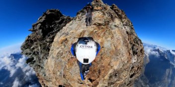 Basejumper springt met wingsuit van Matterhorn