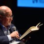 ‘Salman Rushdie is van beademing gehaald en kan weer spreken’