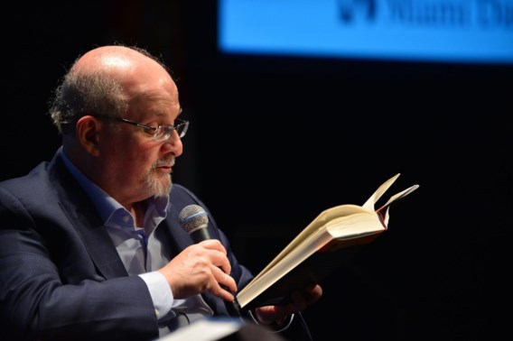 Salman Rushdie is van beademing gehaald en kan weer spreken