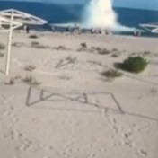 Zeemijn ontploft voor ogen van zwemmende strandgangers