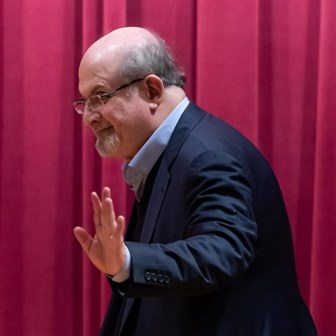 Salman Rushdie tijdens een lezing in Philadelphia in 2019. 