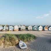 Britten staan ’s winters uren in de rij voor een zomerhuisje op het strand