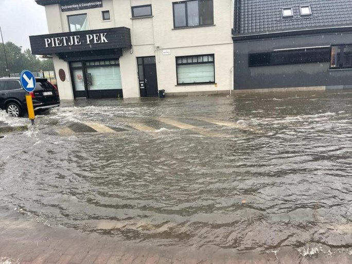 Zware regenbui zet straten en winkels in Gent onder water