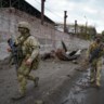 Een Russische patrouille in de havenstad Marioepol. ‘Waarom hebben we Oekraïne verdomme nodig?’ 