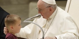 ‘Dapper kind’ en flauwvallende gardist verstoren pauselijke audiëntie