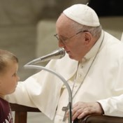‘Dapper kind’ en flauwvallende gardist verstoren pauselijke audiëntie