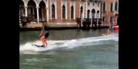 Burgemeester van Venetië zoekt ‘idioten’ die surfen op het Canal Grande