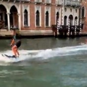 Burgemeester van Venetië zoekt ‘idioten’ die surfen op het Canal Grande