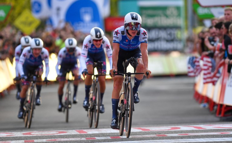 Jumbo-Visma deelt al een eerste tik uit, Robert Gesink ‘krijgt’ de rode trui