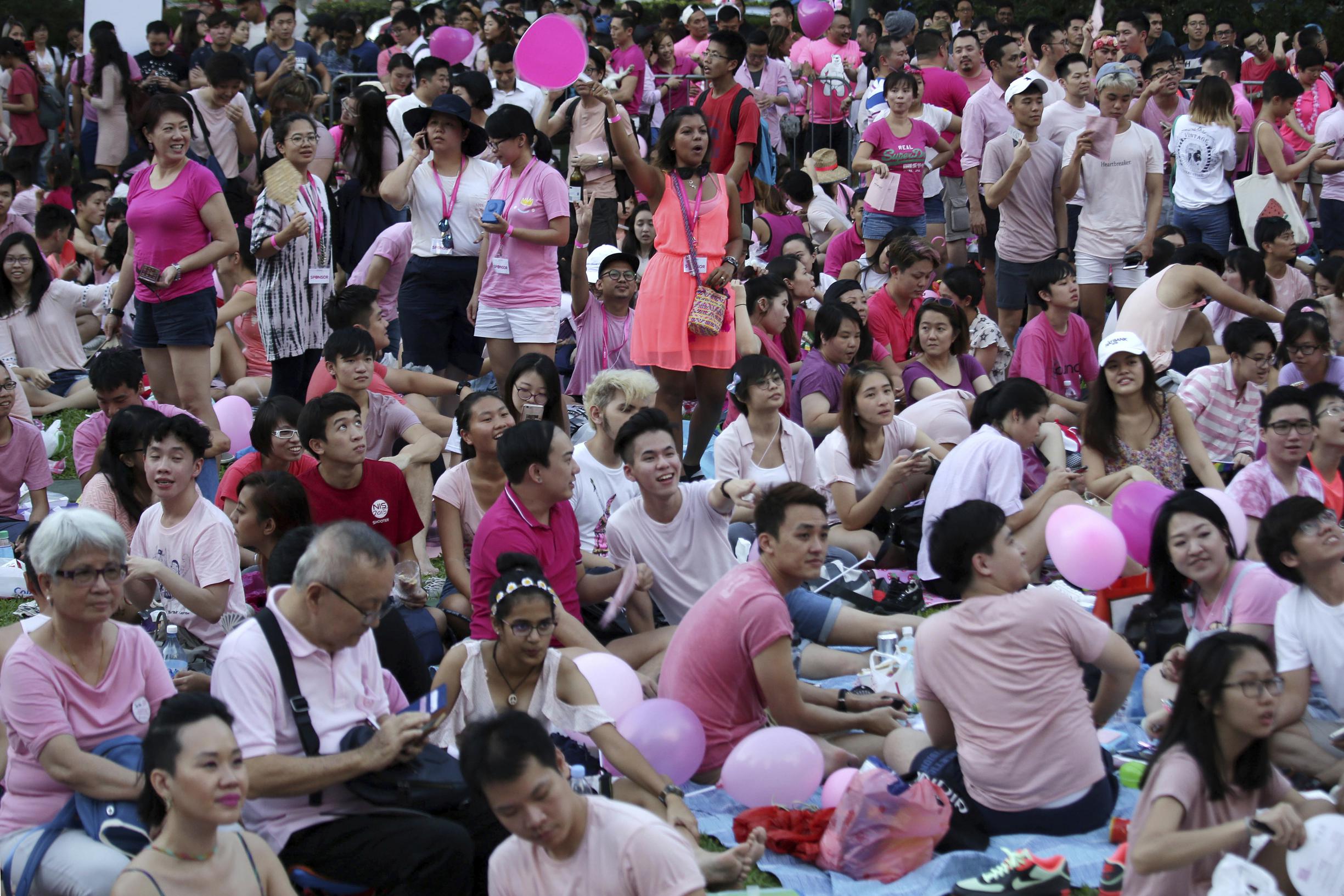 Gli omosessuali non sono più puniti a Singapore, ma la parità di diritti resta esclusa