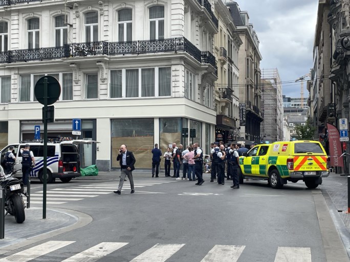 ون به یک تراس در مرکز بروکسل برخورد کرد، راننده در حال فرار