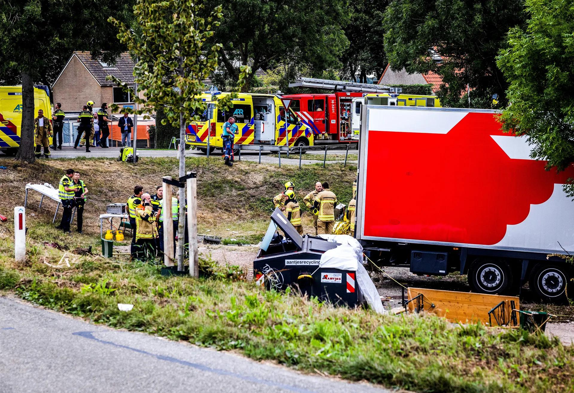 Sei morti e sette feriti dopo che un camion si è schiantato contro il quartiere dei grill nei Paesi Bassi, un autista è stato arrestato
