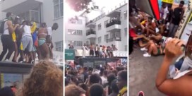 Feestvierders zakken door bushokje tijdens Notting Hill Carnival