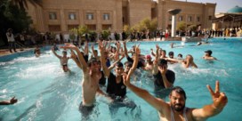 Chaos in Bagdad: betogers vuren granaten af en duiken in zwembad van regeringspaleis
