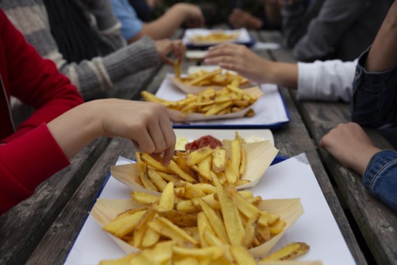 Zo veel fastfood rond scholen dat burgemeesters verbod willen