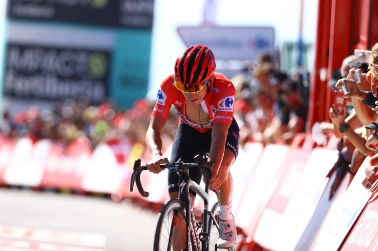 Arensman wint koninginnenrit op Sierra Nevada, Evenepoel behoudt rode trui