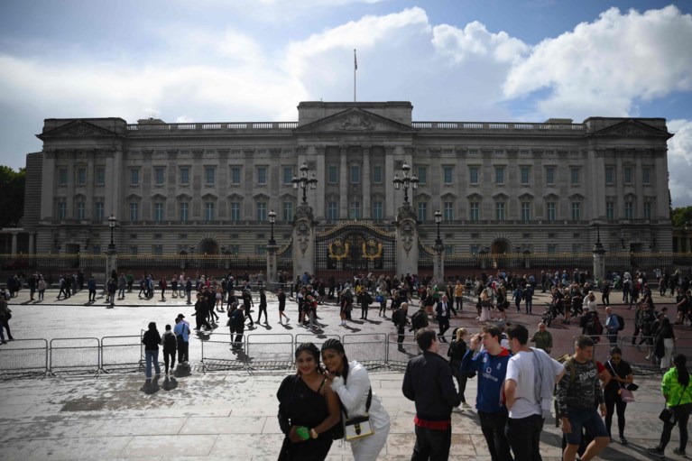 Leden Britse koninklijke familie haasten zich naar Queen Elizabeth, dokters ‘ongerust’ over haar gezondheid