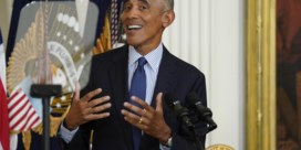 Grappende Obama onthult staatsieportret: ‘Hij wou mijn oren niet kleiner schilderen’
