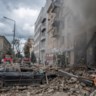 Een appartementsblok in Charkov werd geraakt door Russisch vuur. 
