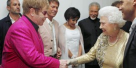 Elton John draagt nummer op aan de Queen