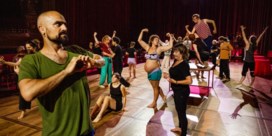Choreografe Lisi Estaras laat een massa tangodansen: ‘De man leidt, maar de vrouw mag improviseren’