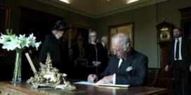 Koning Charles raakt (opnieuw) gefrustreerd door pen: ‘Ik verdraag dit rotding niet meer’