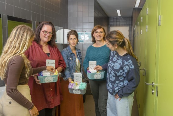 Leerkrachten in Veurne voorzien gratis menstruatiepakketten op school