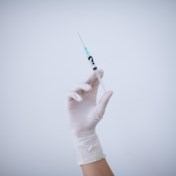 Vandenbroucke wil dat ook ‘bekwame helpers’ injecties mogen zetten