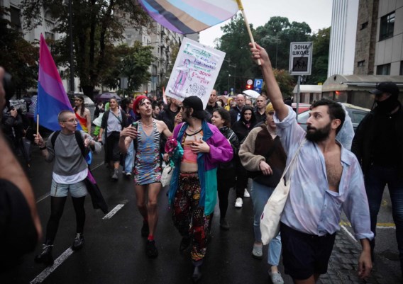 ‘Liever een kleurrijke vlag dan een zwarte soutane’: EuroPride in Belgrado kon toch doorgaan