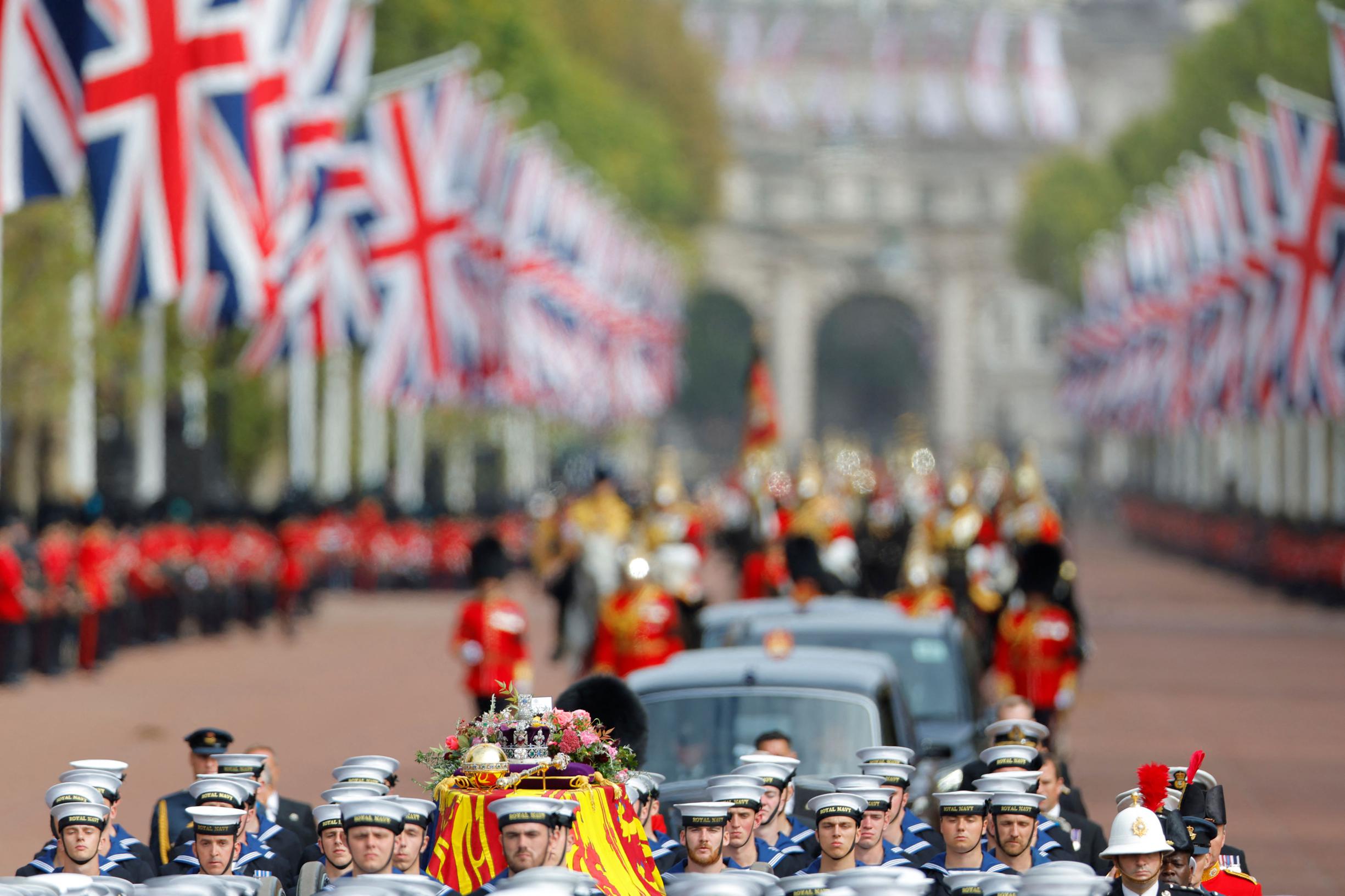 Funerale storico: l’impressionante addio della regina Elisabetta II