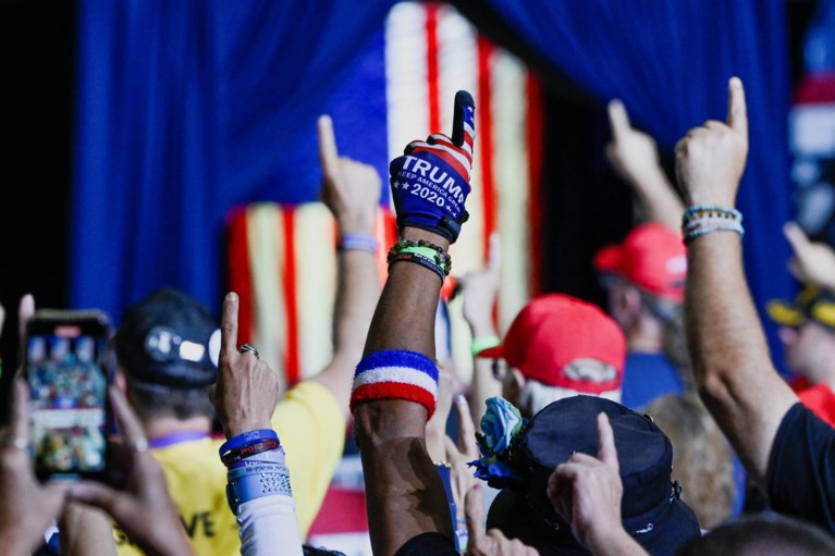 Trump lijkt QAnon-complottheorie steeds openlijker te omarmen