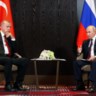 De Russische president Vladimir Poetin ontmoet de Turkse president Recep Tayyip Erdogan naar aanleiding van de Shanghai Cooperation Organisation. 