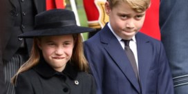 Prinses Charlotte geeft instructies aan haar broer tijdens uitvaartplechtigheid: ‘Je moet nu buigen’