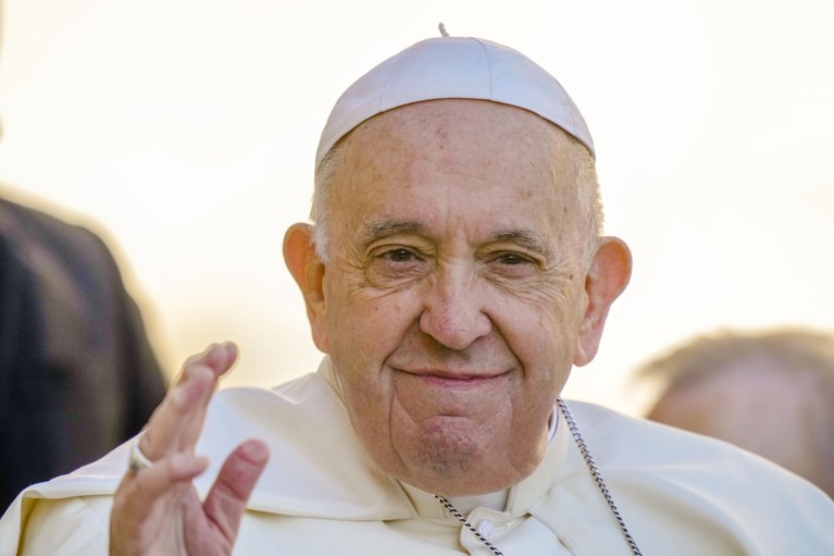 Paus Franciscus kritisch over ‘gemartelde lichamen’ in Izjoem