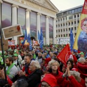 Duizenden vakbondsleden trokken naar VBO: ‘Er is een signaal nodig’