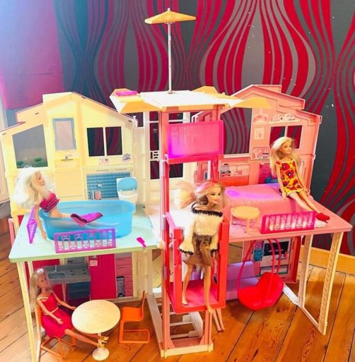 Het dilemma van het barbiehuis: kinderspullen weggeven of verkopen?
