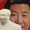 Xi Jinping met een beeldje van Mao Zedong, de leider aan wie hij zich spiegelt. 
