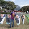 Een man verkoopt handdoeken met het portret van huidig president Jair Bolsonaro.