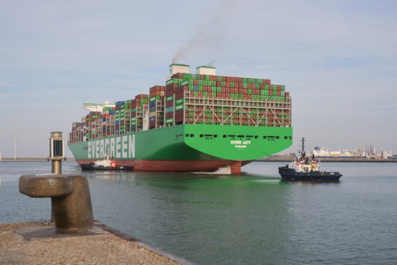 Recordschip meert aan in Zeebrugge